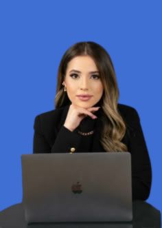 Atendente da equipe de higienização sorrindo